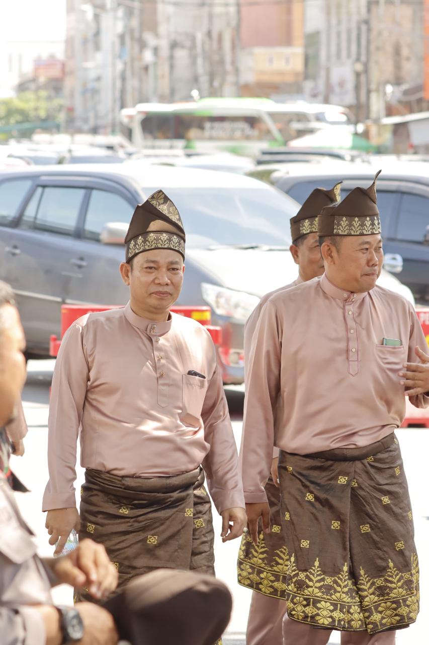 Ketua DPRD Siak Indra Gunawan dan rombongam tiba di lokasi pawai taaruf MTQ Riau di Dumai