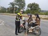Kabut Asap Selimuti Negeri Istana, Satlantas Polres Siak Bagikan Masker Pada Pengendara